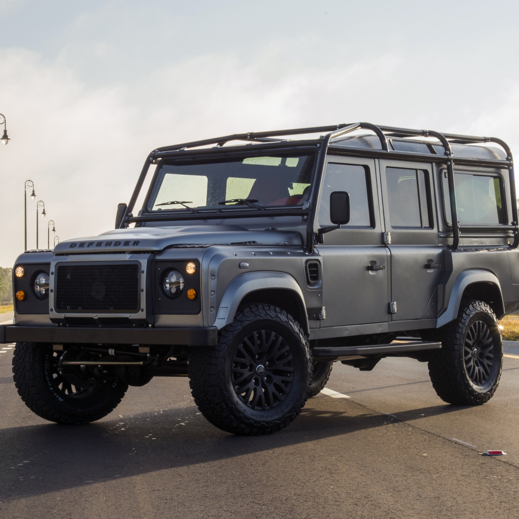 Серый автомобиль Land Rover East Coast Defender Urban Assault, 2017