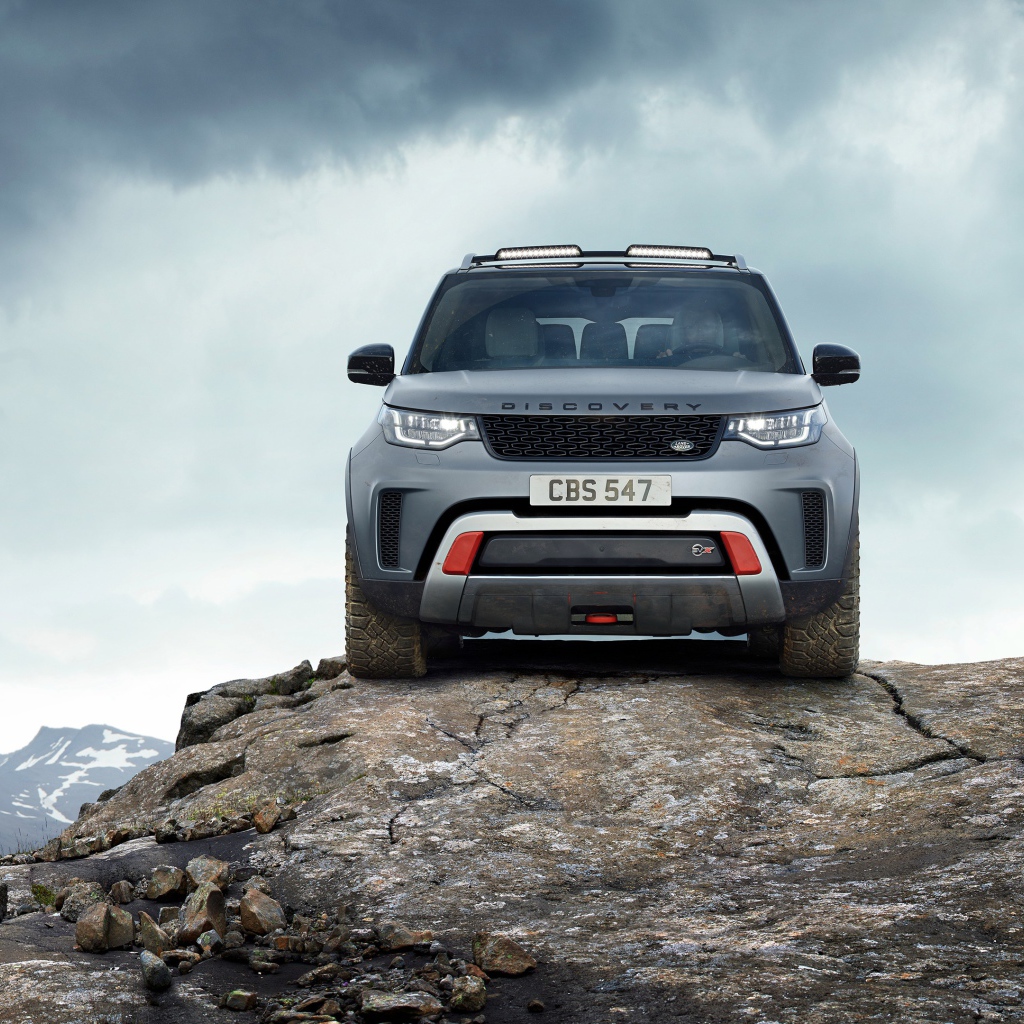 Внедорожник Land Rover Discovery, 2019 на фоне неба