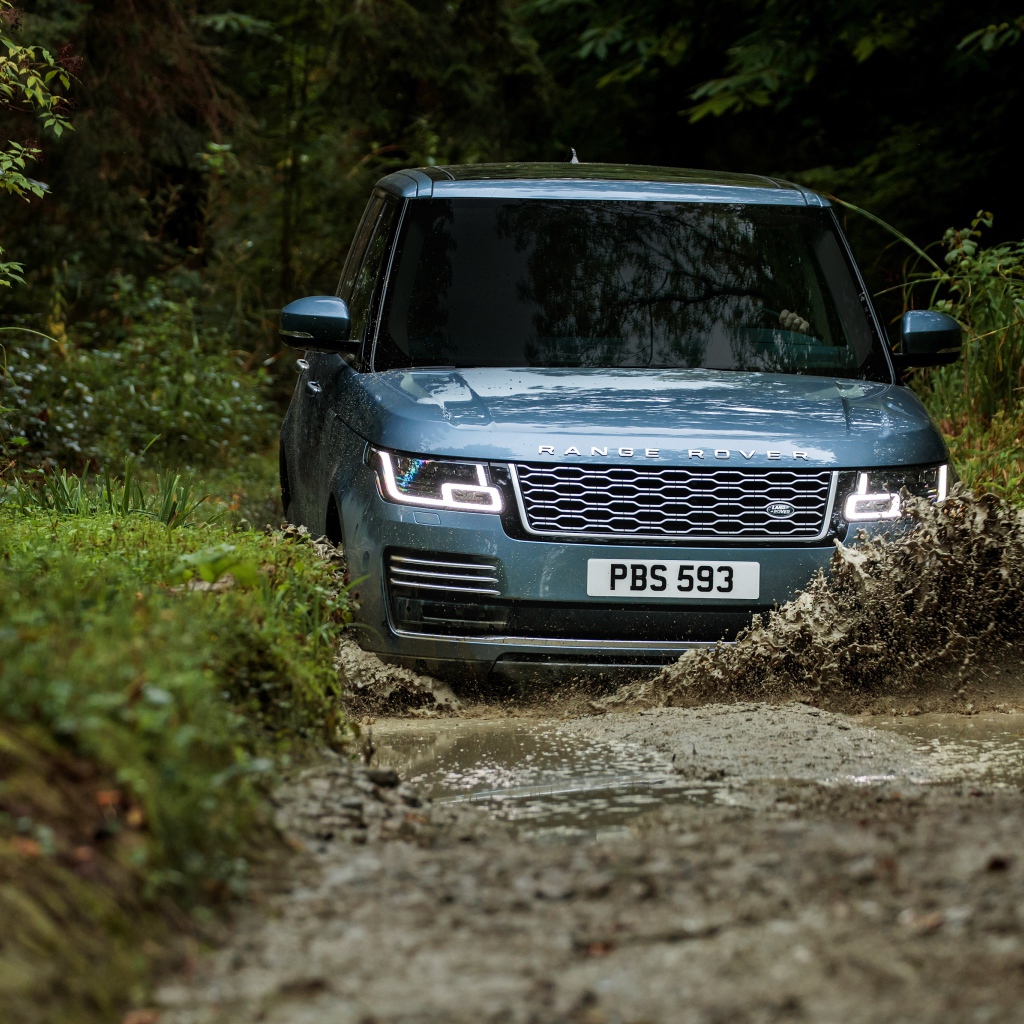 Внедорожник Range Rover Autobiography, 2017 едет по воде