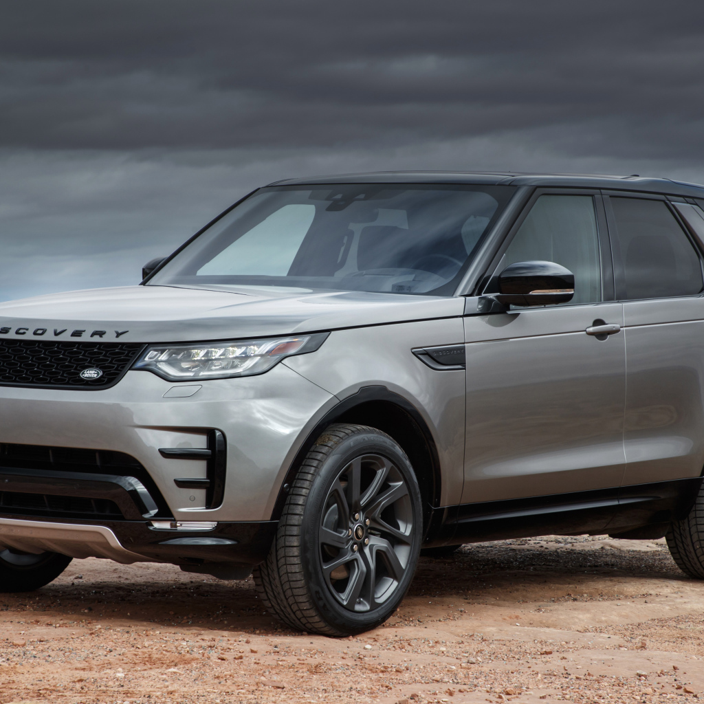 Серебристый автомобиль Land Rover  Discovery HSE Si6, 2017 