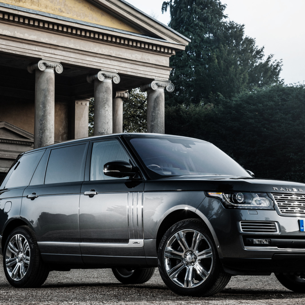 Серебристый стильный внедорожник Range Rover 