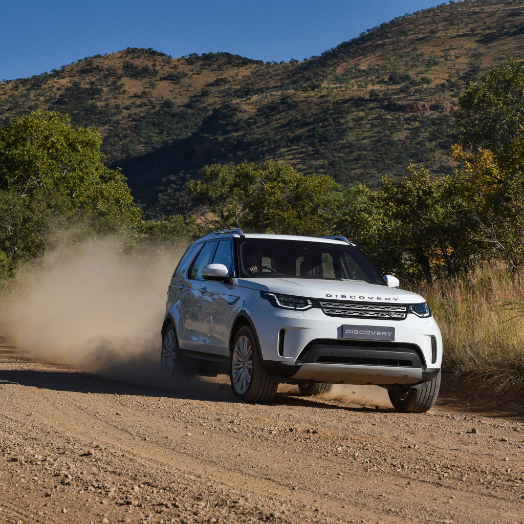 Белый внедорожник Land Rover  Discovery HSE Td6, 2017 на дороге