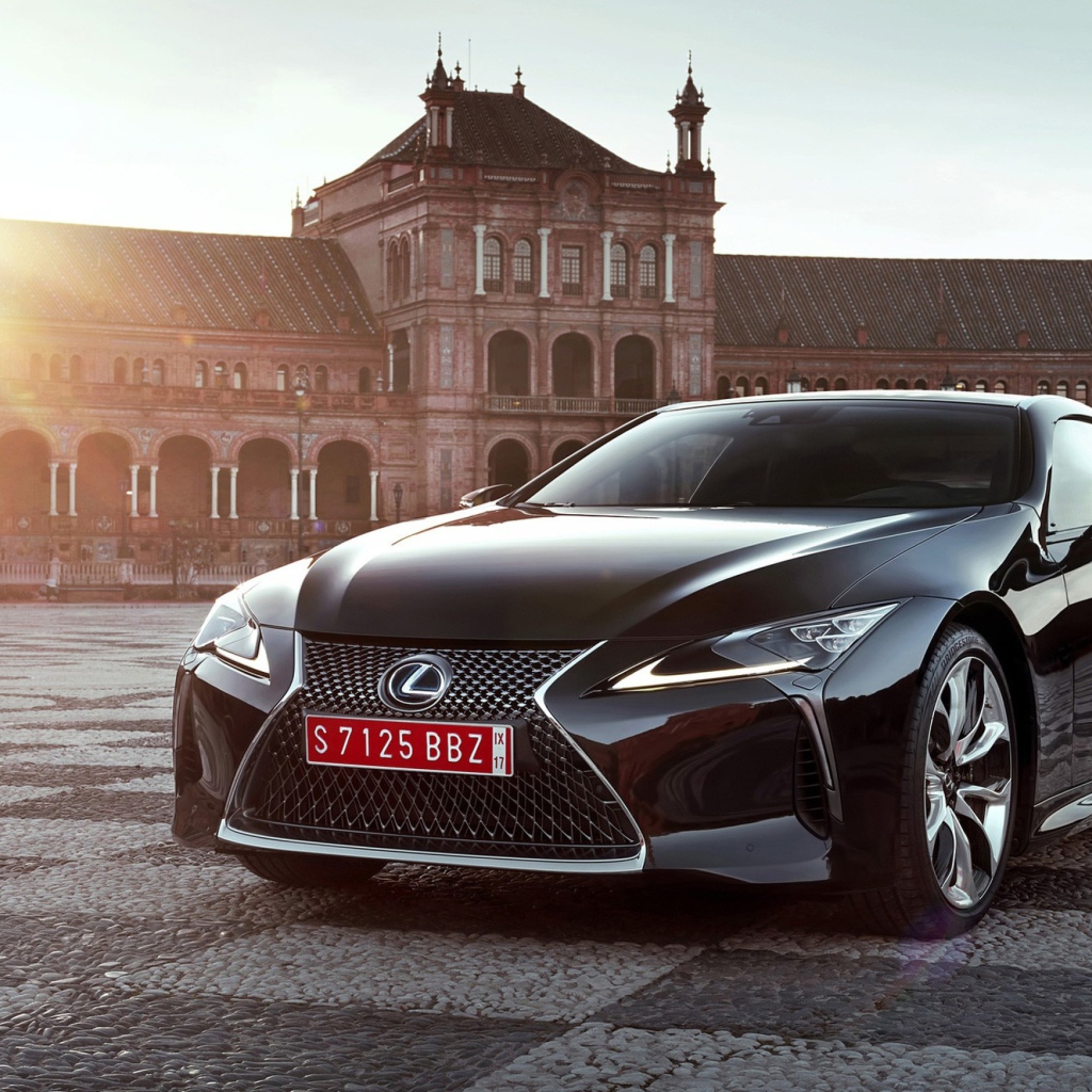 Черный стильный автомобиль Lexus LC 500 