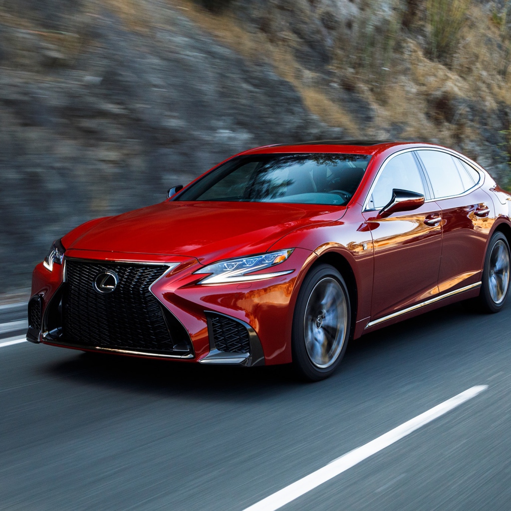 Яркий красный автомобиль Lexus LS, 2018 на трассе