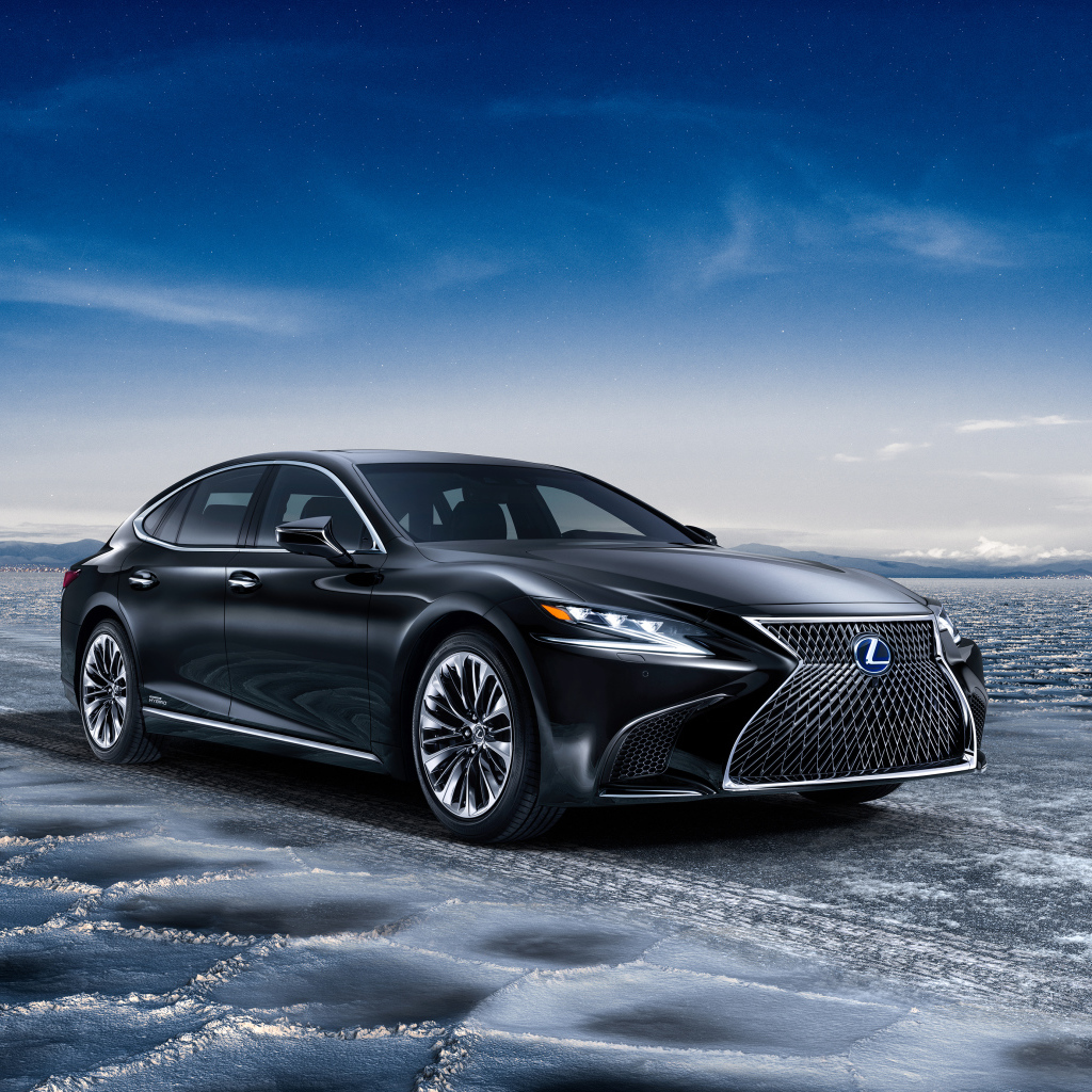 Автомобиль  Lexus LS 500h на скользкой трассе 