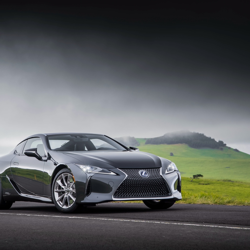 Серебристый автомобиль Lexus LC 500h, 2018 под грозовым небом