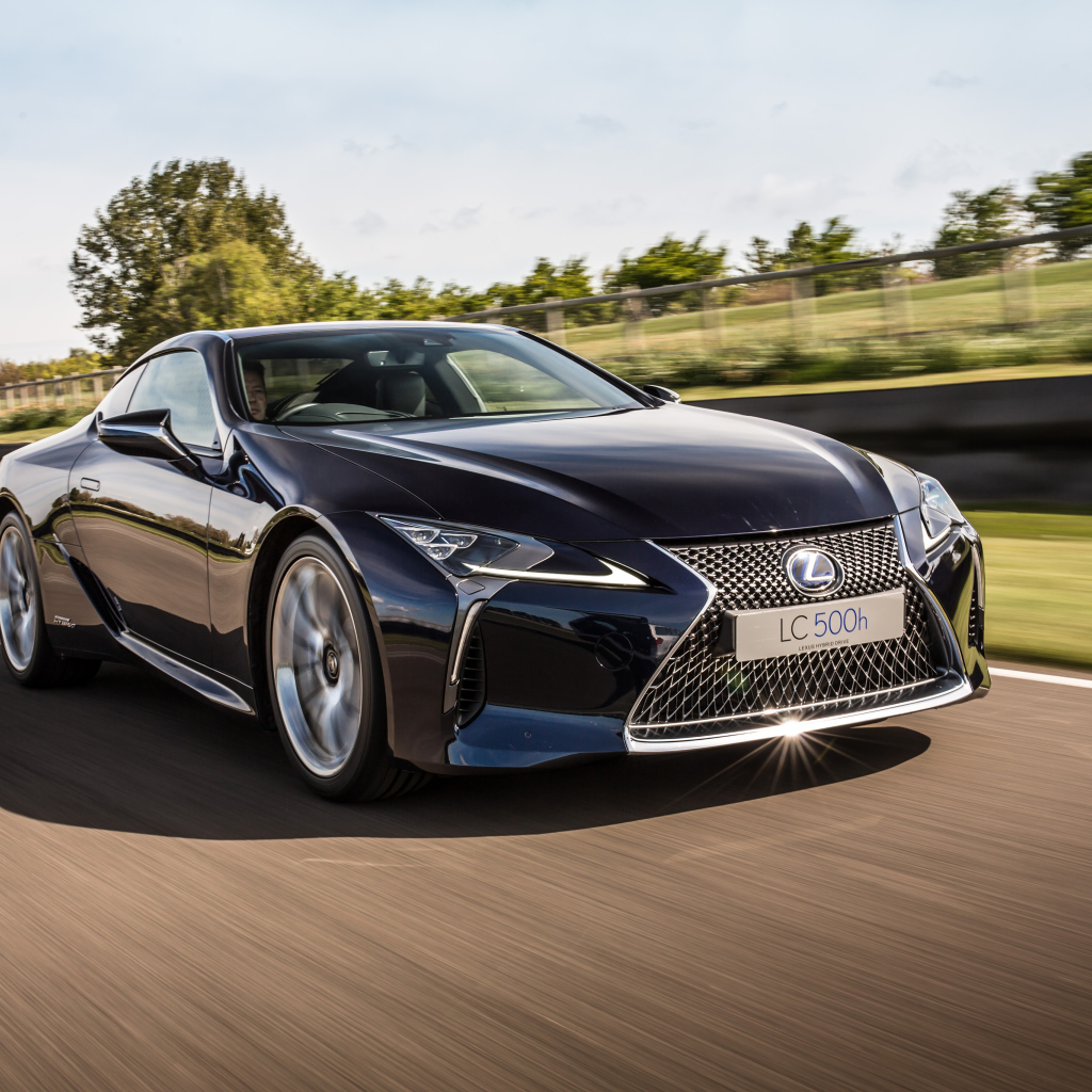 Стильный черный Lexus LC 500h на скорости