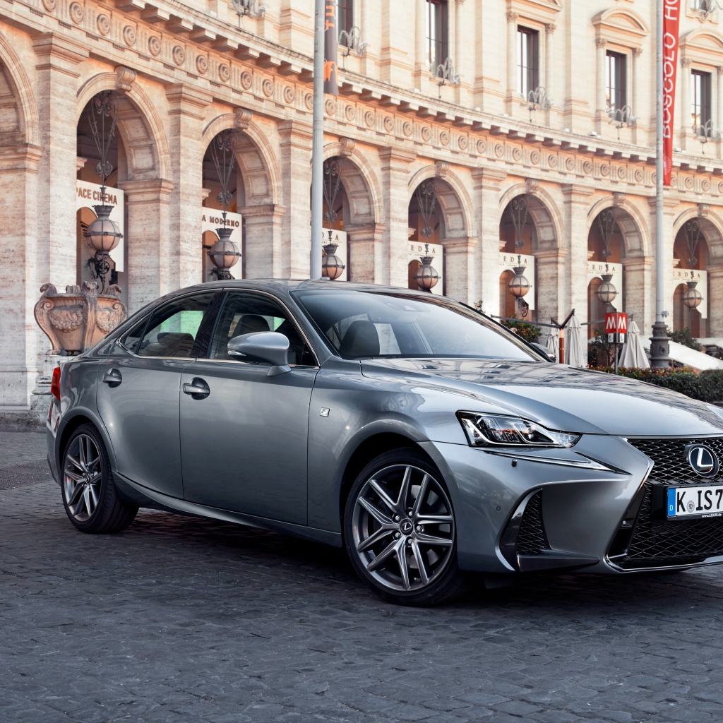 Стильный серебристый Lexus IS на фоне здания