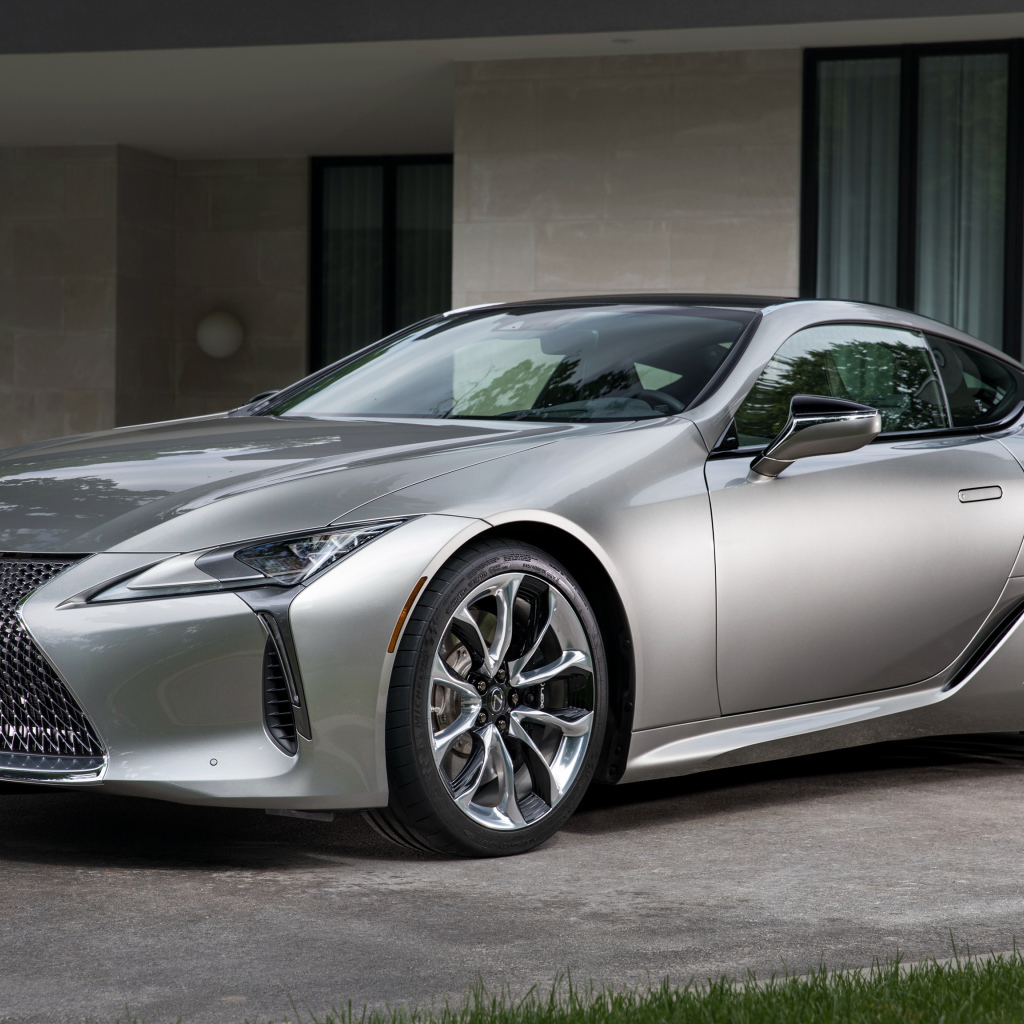 Стильный серебристый автомобиль Lexus LC 500h, 2018
