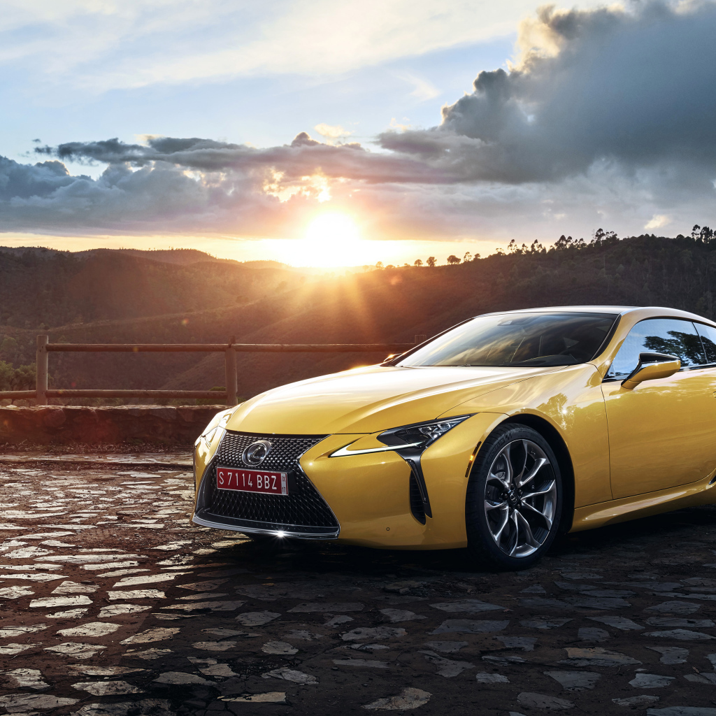 Желтый автомобиль Lexus LC 500  на фоне заката 