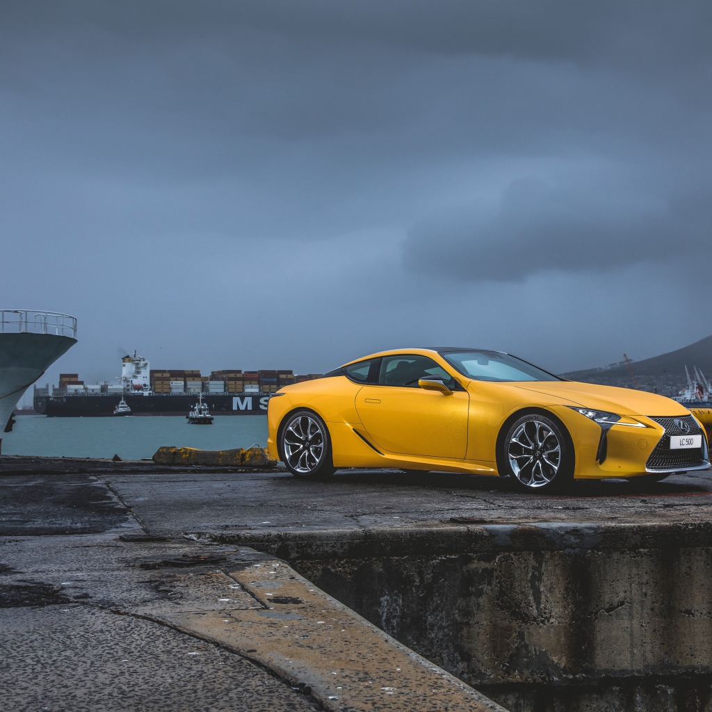 Желтый спортивный автомобиль Lexus LC 500 в порту