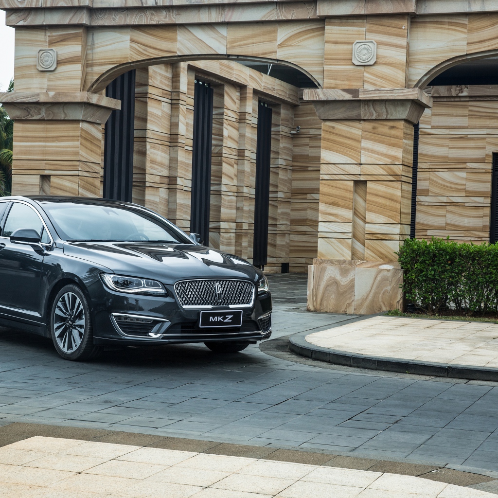 Черный автомобиль Lincoln MKZ Hybrid, 2017 