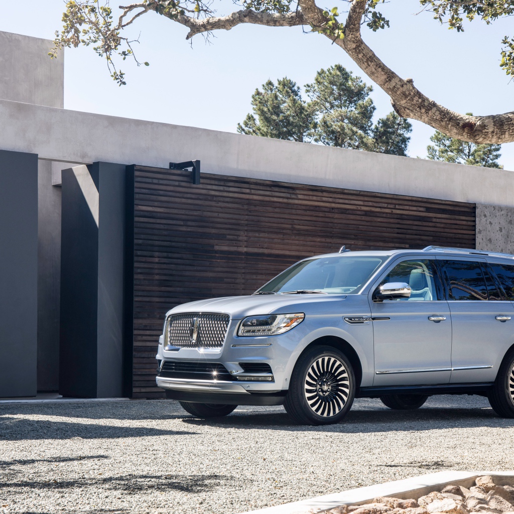 Серебристый автомобиль внедорожник Lincoln Navigator, 2017