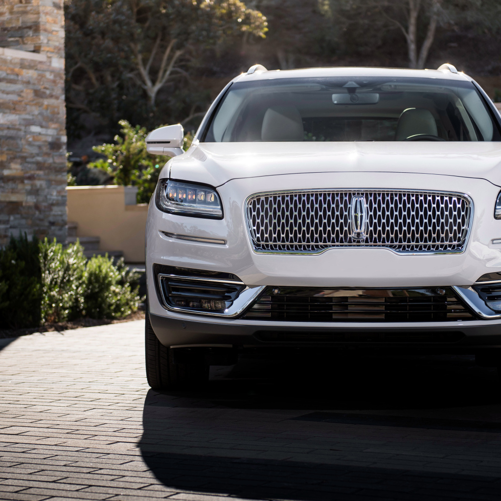 Белый автомобиль Lincoln Nautilus, 2019 вид спереди