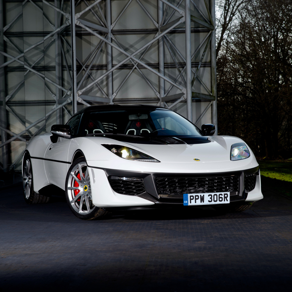 Белый спортивный автомобиль Lotus Cars 