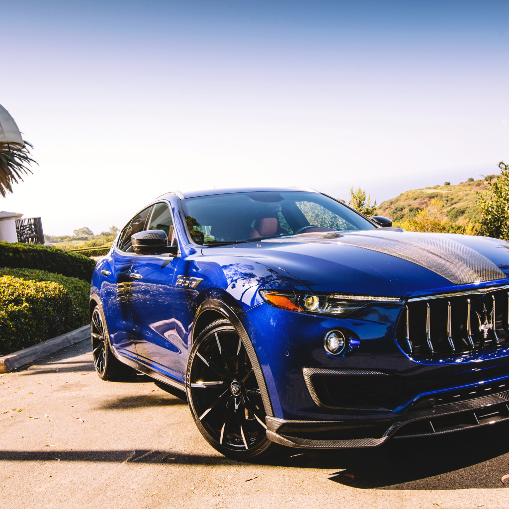 Красивый синий автомобиль Maserati Levante Shtorm, 2018