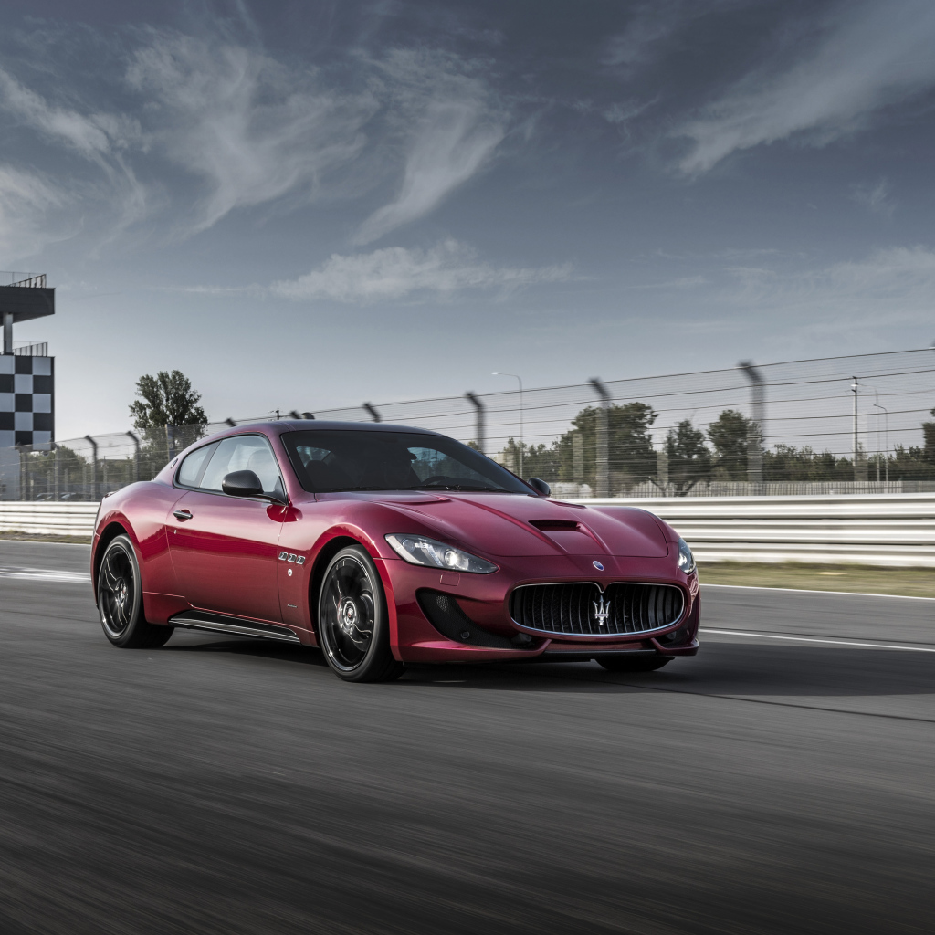 Бордовый автомобиль Maserati  GranTurismo, 2017. 