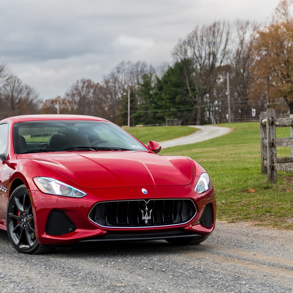 Красный быстрый автомобиль Maserati GranTurismo Sport, 2018