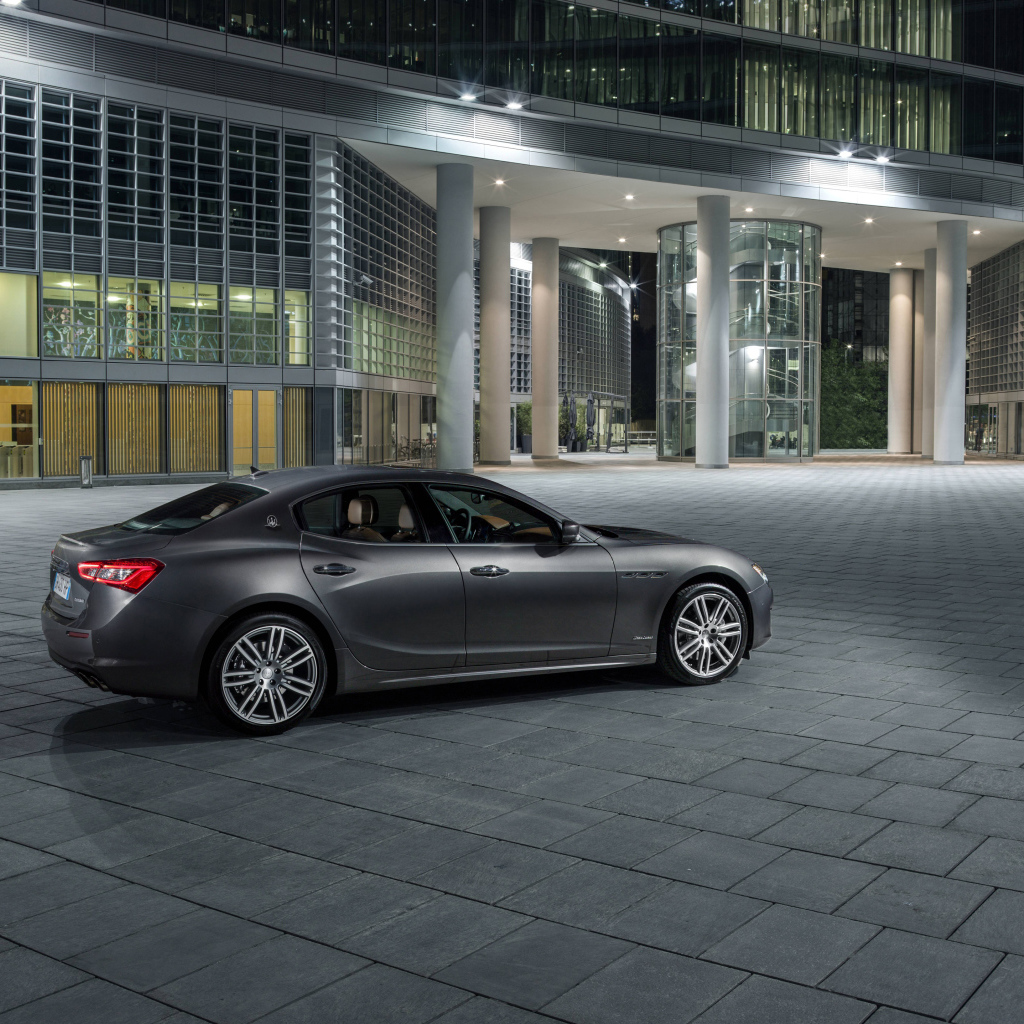 Серебристый автомобиль Maserati Ghibli S Gran Lusso, 2017