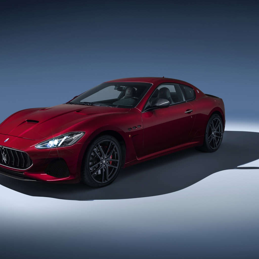 Спортивный автомобиль Maserati GranTurismo бордового цвета