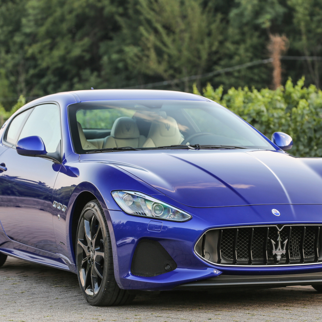 Стильный автомобиль Maserati GranTurismo цвет синий металлик