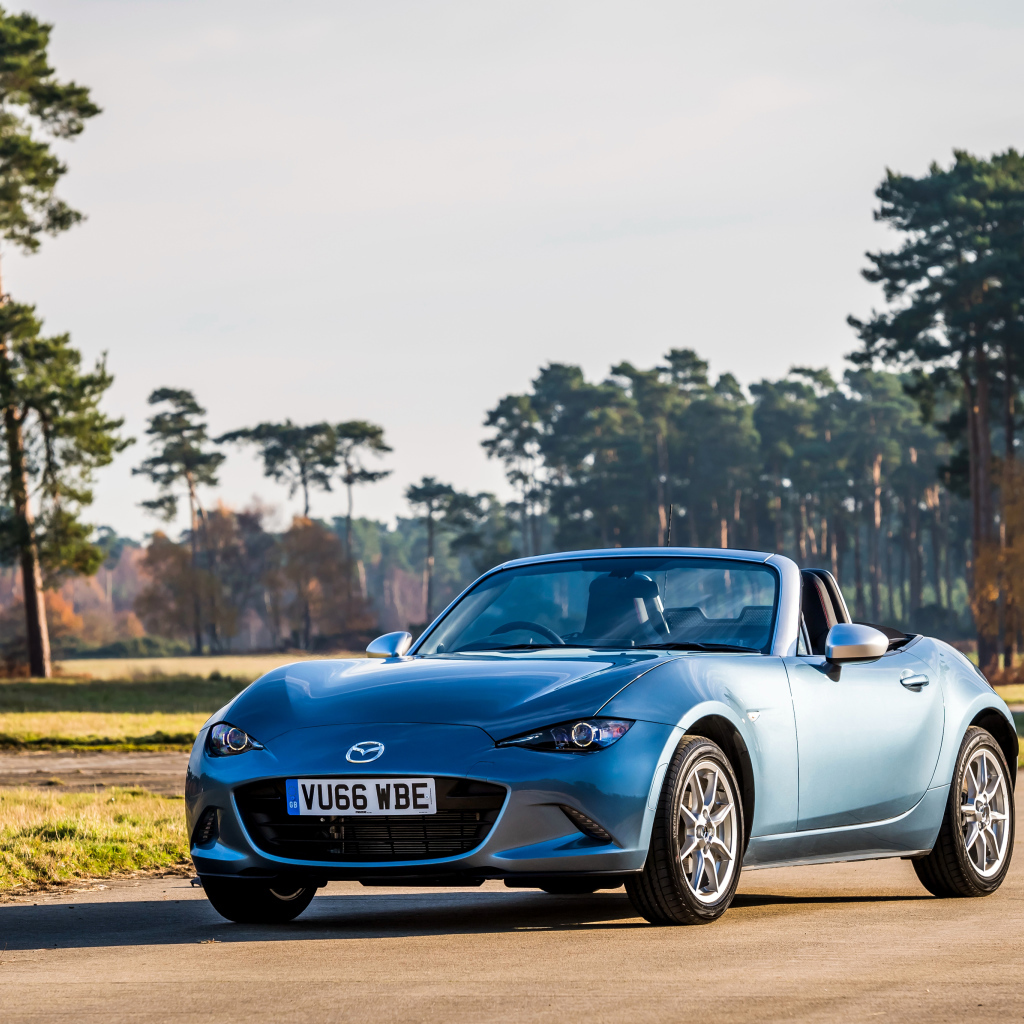 Голубой кабриолет Mazda MX-5 Arctic, 2017 