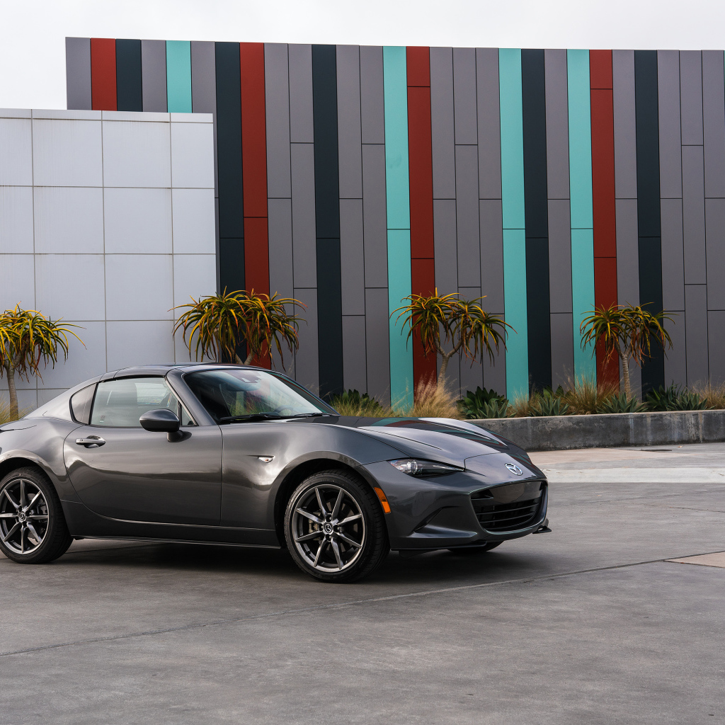 Серый автомобиль Mazda MX-5 Miata RF, 2017 года 