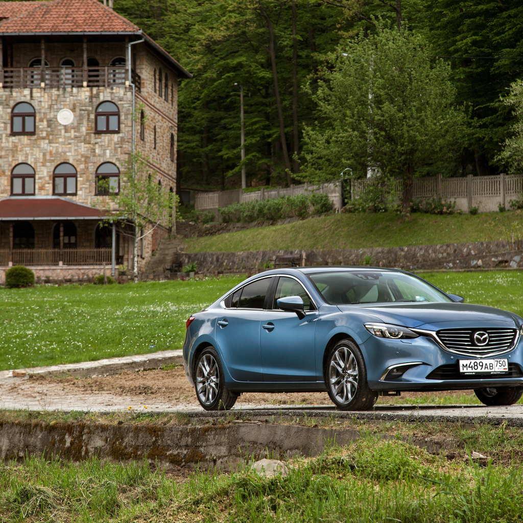 Автомобиль Mazda 6, цвета голубой металлик 