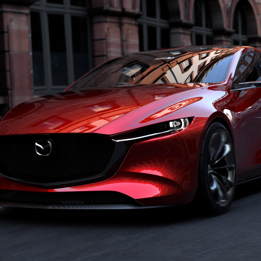 Красный автомобиль Mazda Kai на улицах города