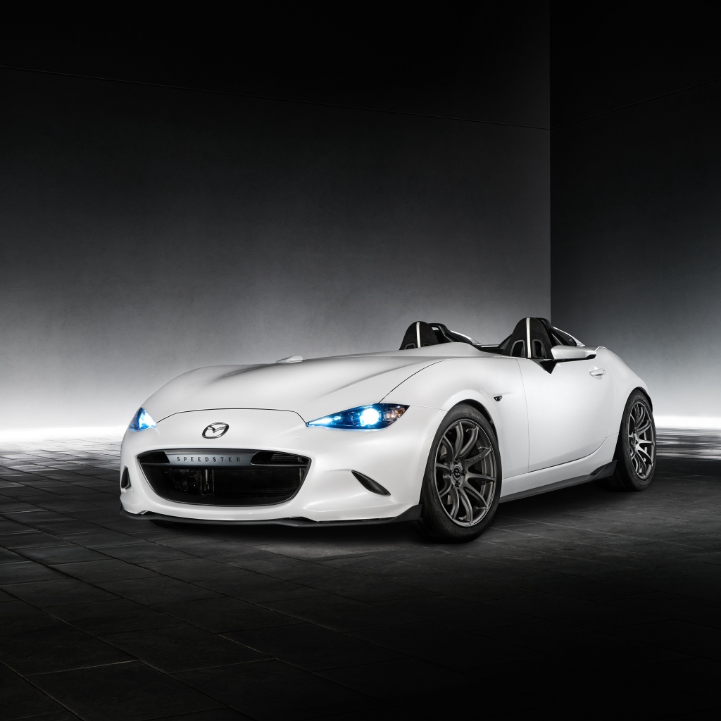 Стильный белый автомобиль Mazda MX-5 Speedster Evolution