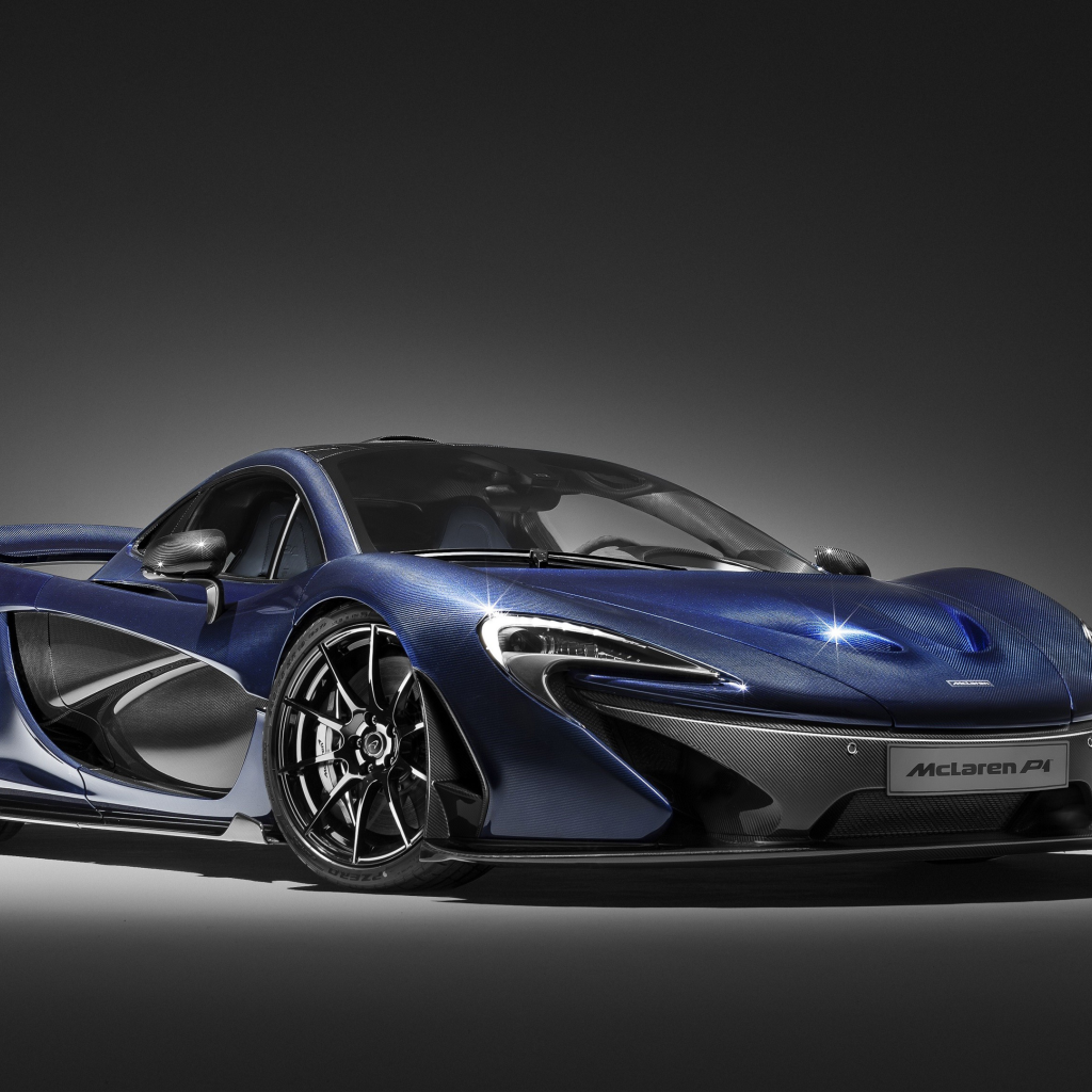Синий спортивный автомобиль McLaren P1