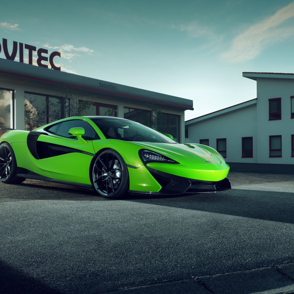 Зеленый спортивный автомобиль McLaren 570GT