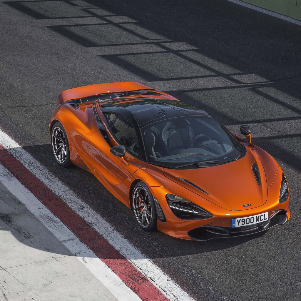 Оранжевый спортивный автомобиль McLaren 720S, 2017 