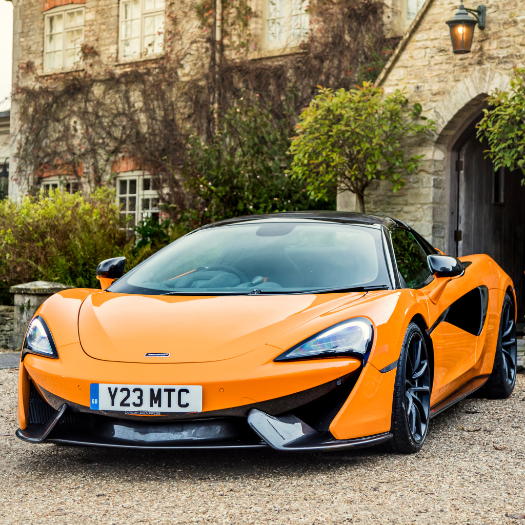 Оранжевый стильный спорткар McLaren 720S, 2017