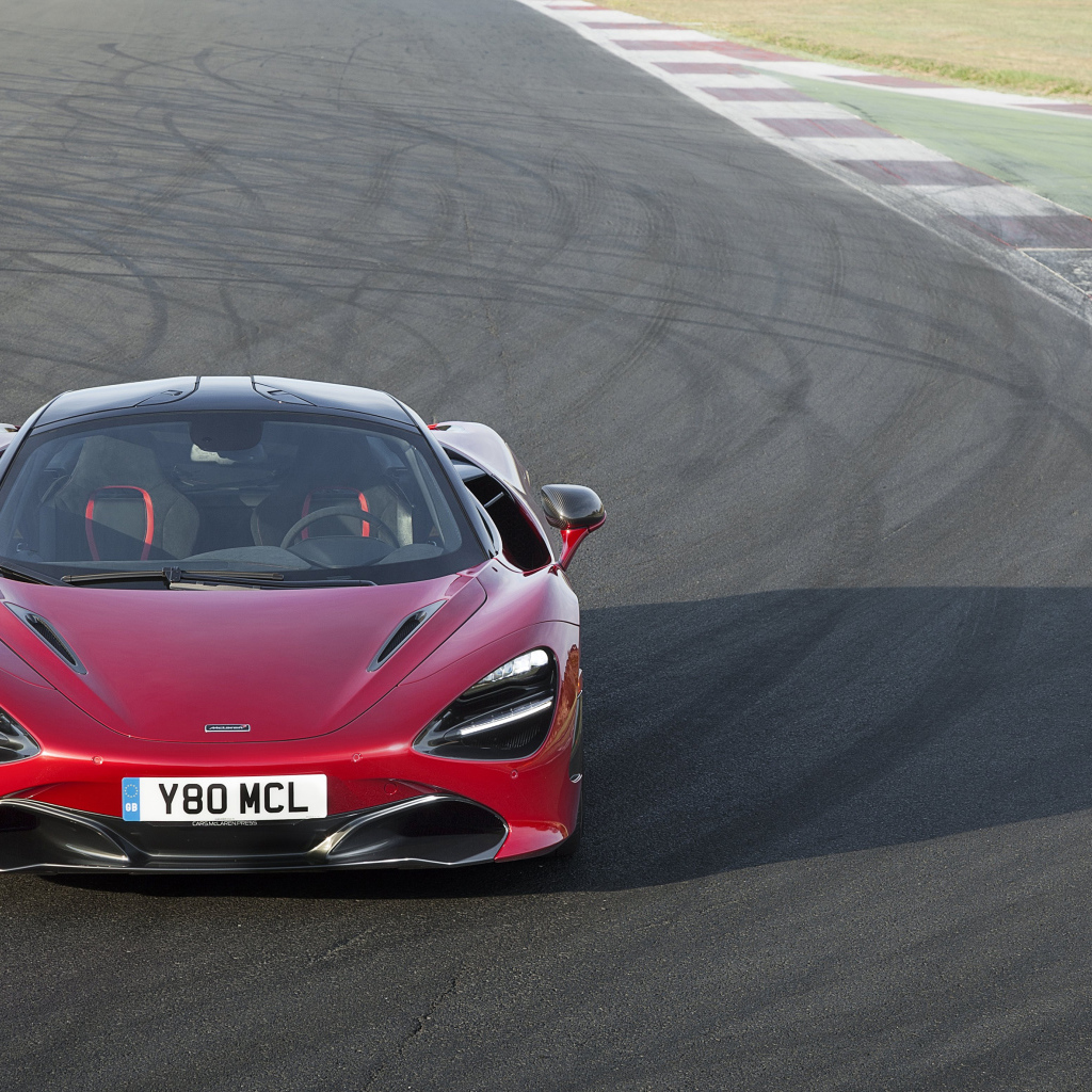 Красный гоночный автомобиль McLaren 720S на трассе 