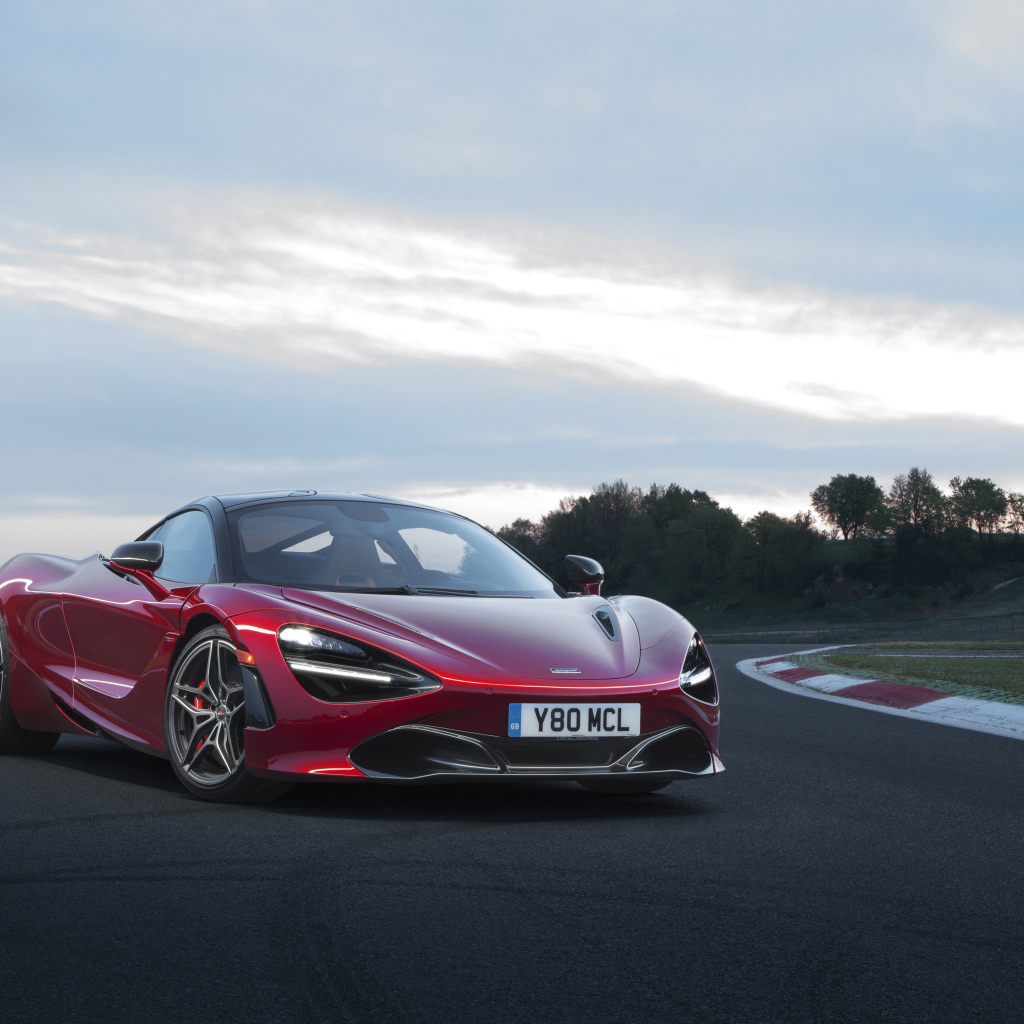 Красный спортивный автомобиль McLaren 720S, 2017 