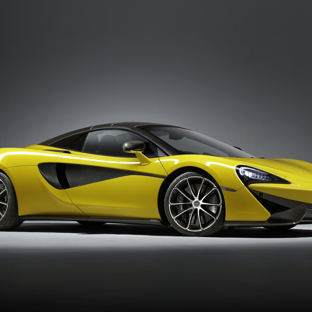 Спортивный автомобиль McLaren 570S Spider, 2018 на сером фоне