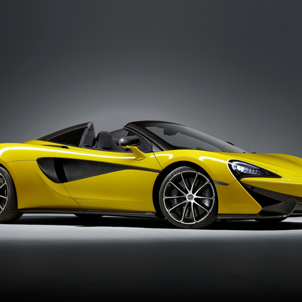 Стильный спортивный автомобиль McLaren 570S желтого цвета