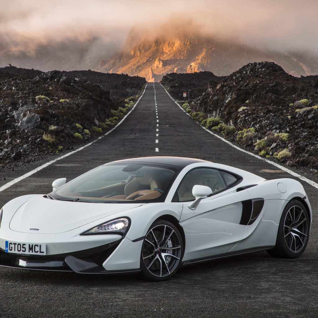 Белый суперкар McLaren 570S на трассе