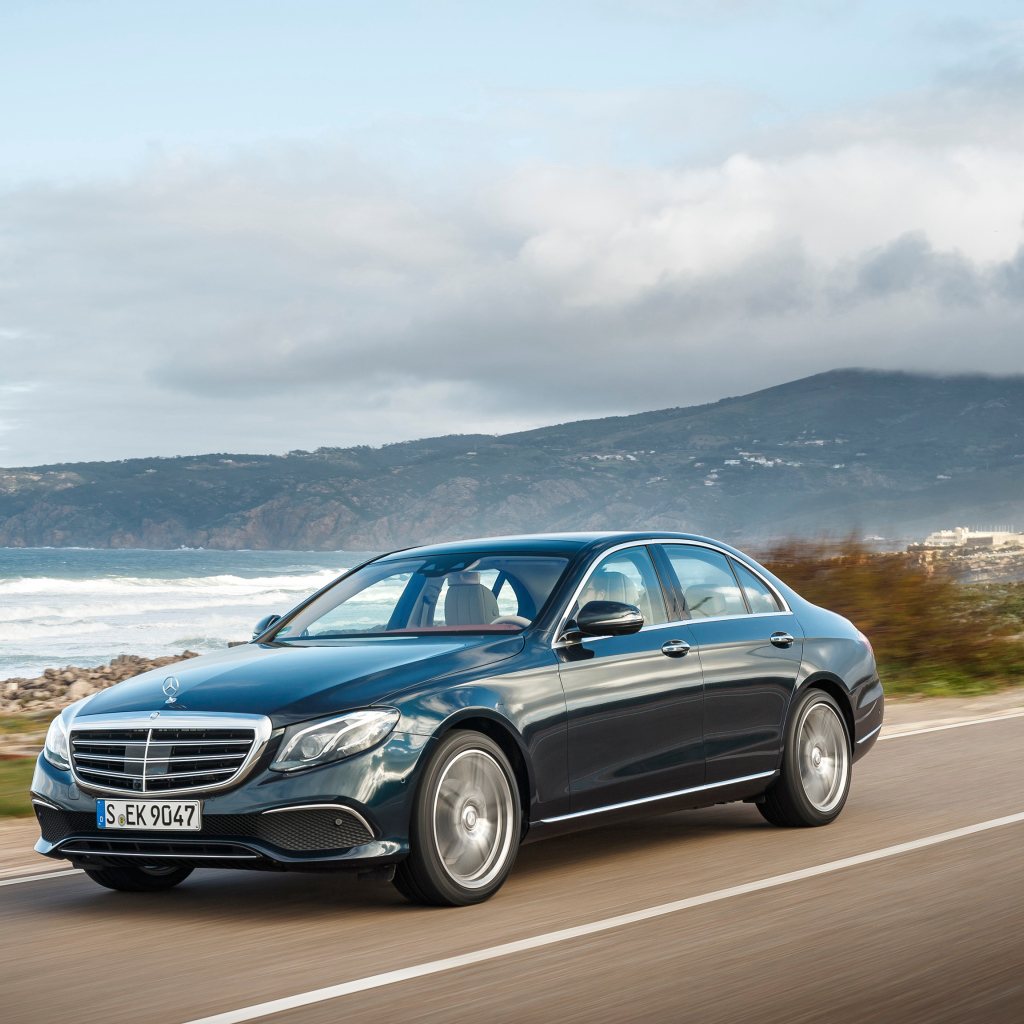 Черный автомобиль Mercedes-Benz E-Class на трассе 