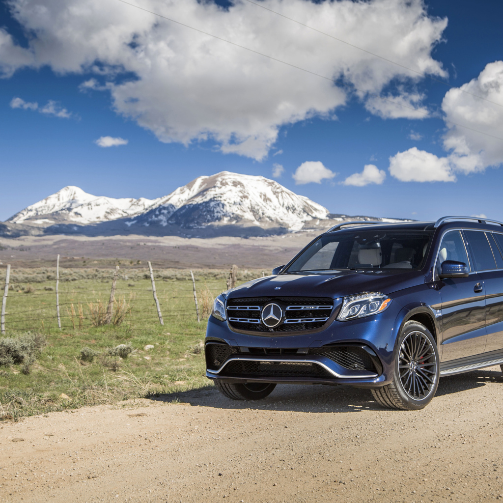 Черный автомобиль Mercedes-Benz GL-Class на фоне гор 