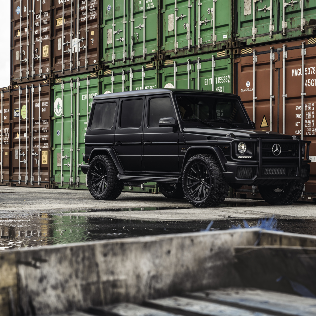 Черный автомобиль Mercedes-AMG G 63