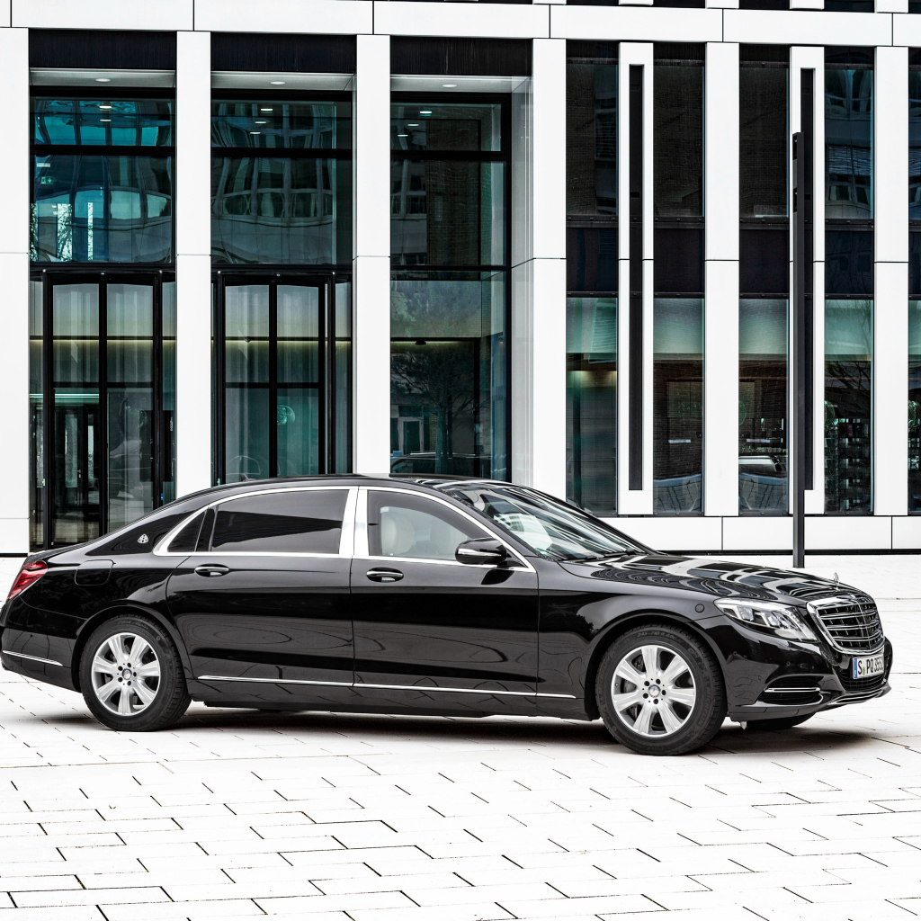 Черный автомобиль  Mercedes-Benz S-Class