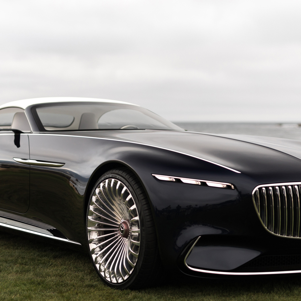 Черный стильный автомобиль Vision Mercedes-Maybach 6 Cabriolet, 2018 у воды