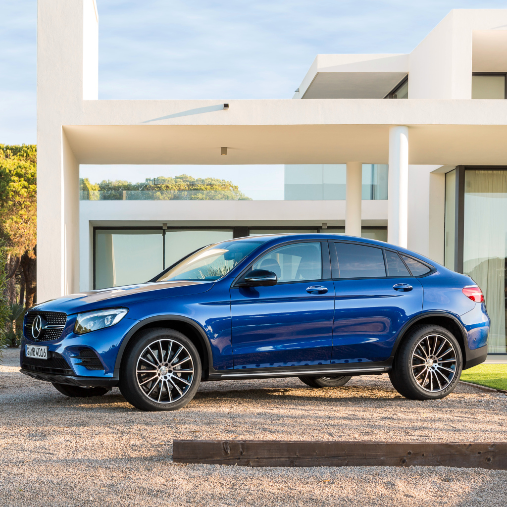 Синий автомобиль Mercedes-Benz GLC-Class 