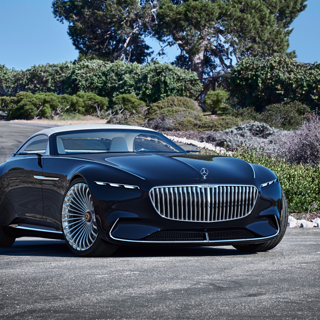 Дорогой черный автомобиль Mercedes Maybach 6 Cabriolet, 2017 на дороге