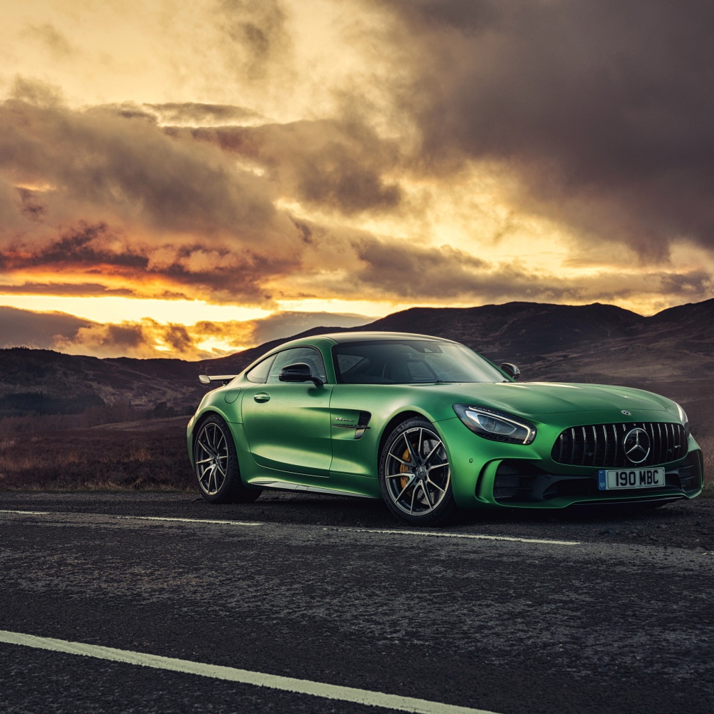 Зеленый автомобиль  Mercedes-AMG GT, 2017  на фоне красивого неба 