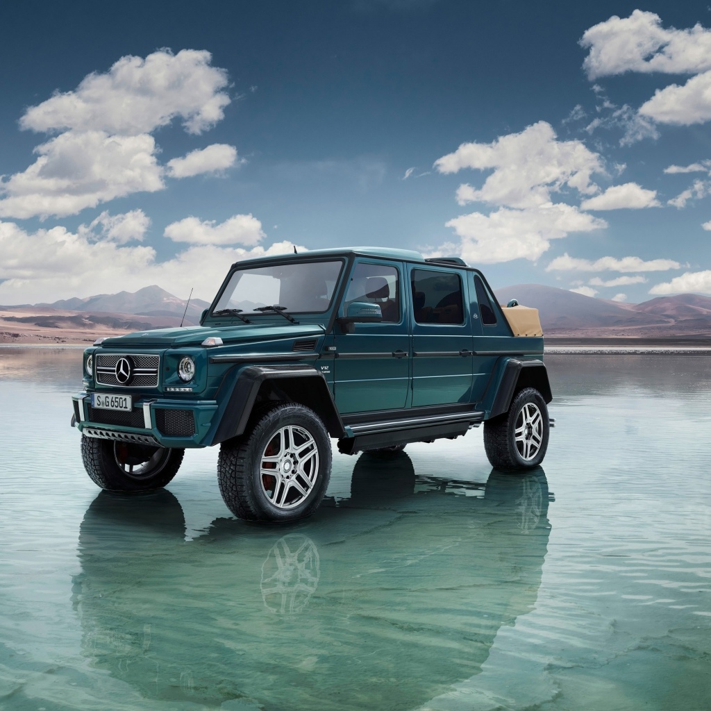 Зеленый автомобиль Mercedes-Maybach Landaulet G650, 2018 стоит в воде на фоне неба