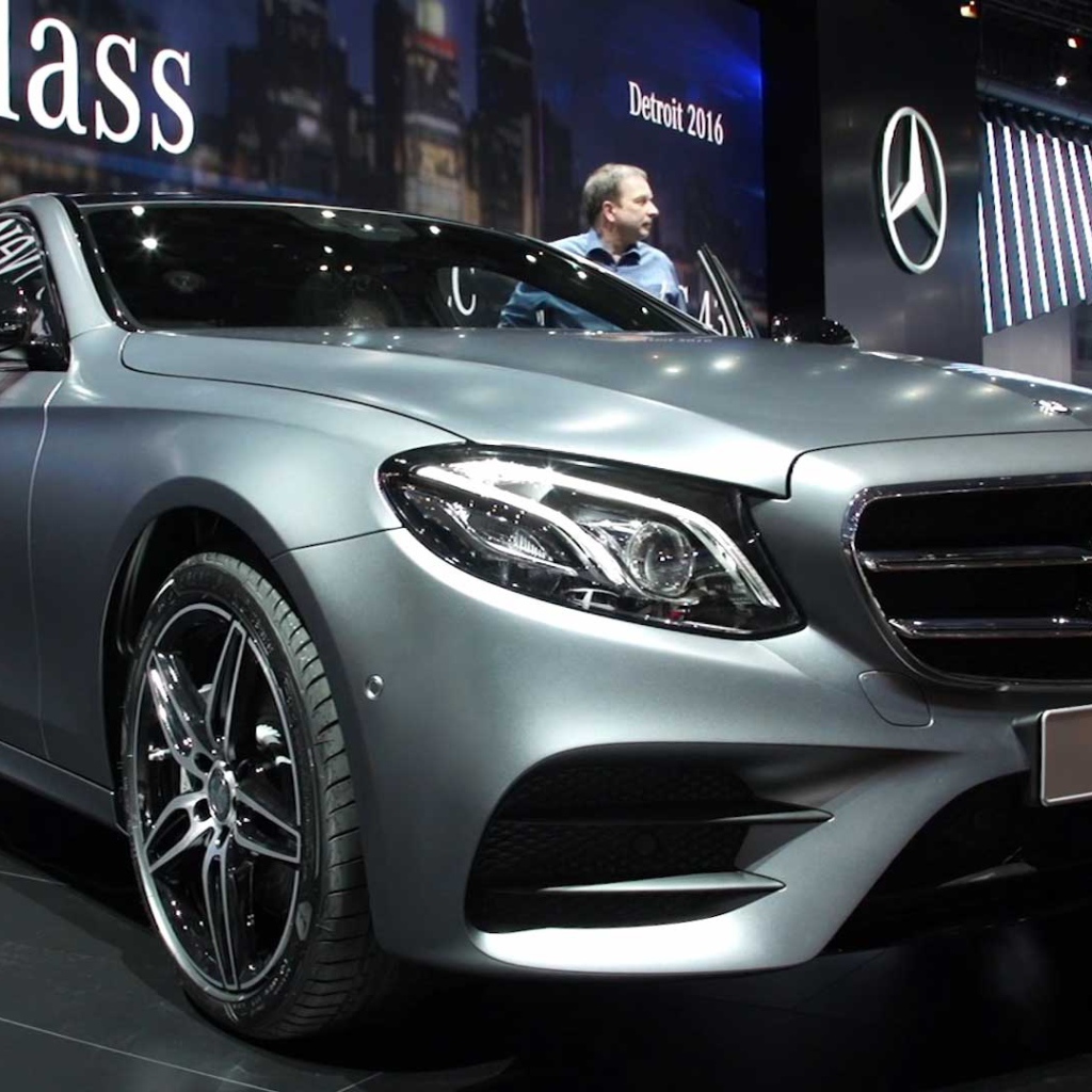 Презентация серебристого автомобиля Mercedes-Benz E-Class 2017 года 
