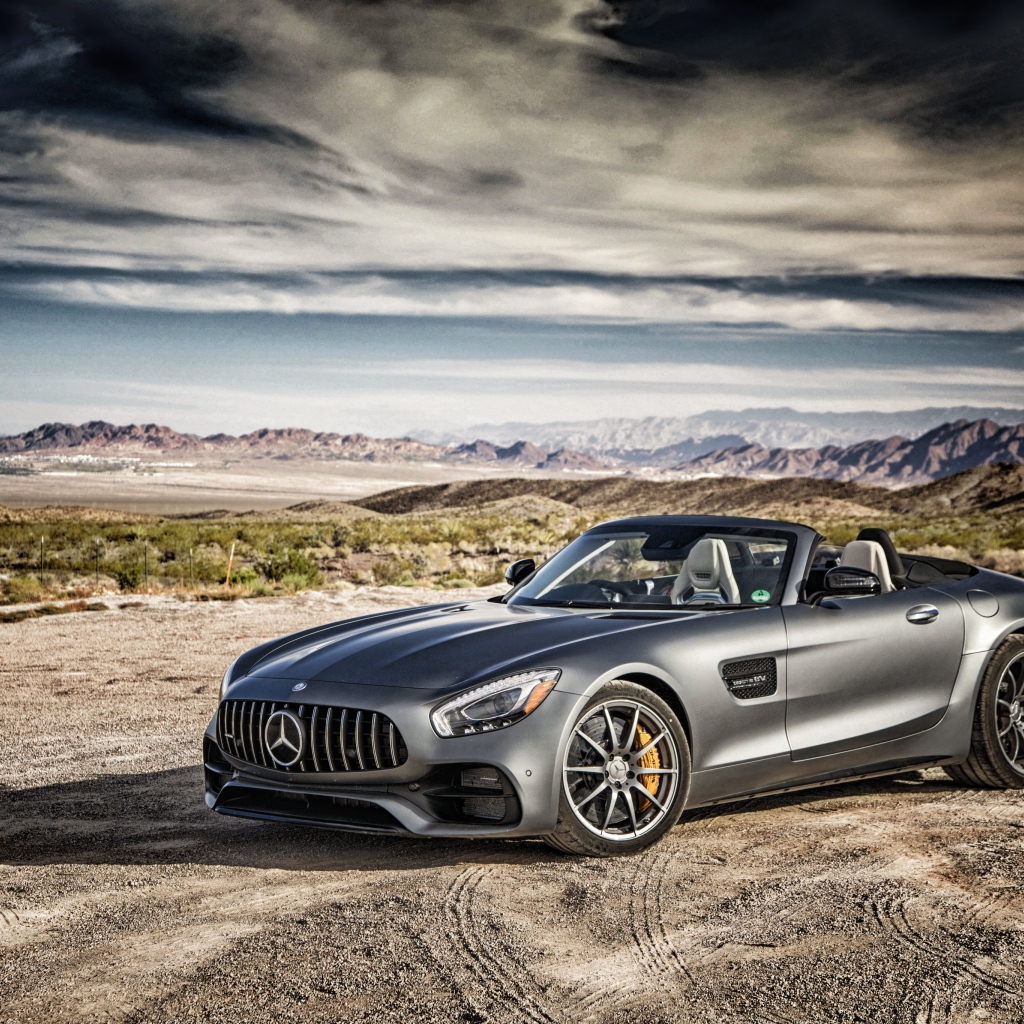 Серебристый автомобиль Mercedes-AMG GT на фоне неба